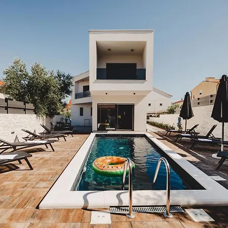 فيلة Nola Luxury